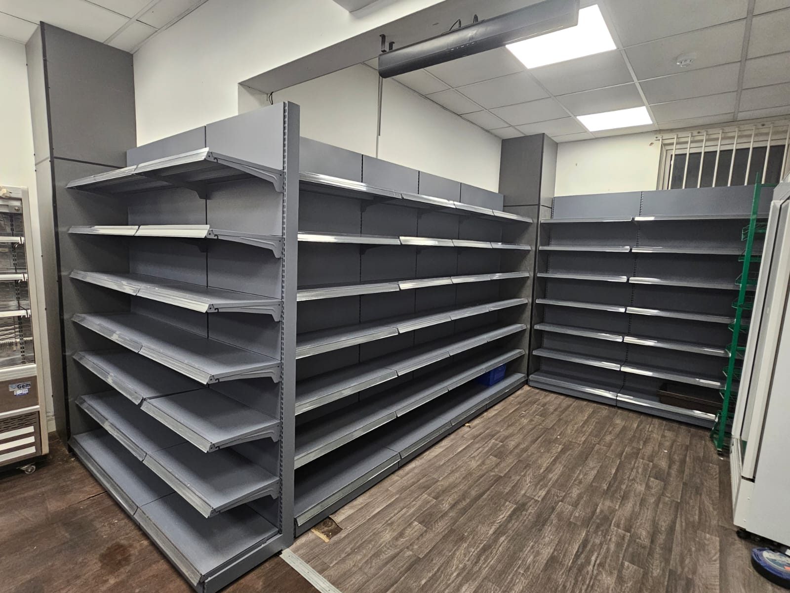 Aisle shelving installation in a retail unit